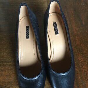 ECCO Classic Black Pump (New In Box - Never Worn)